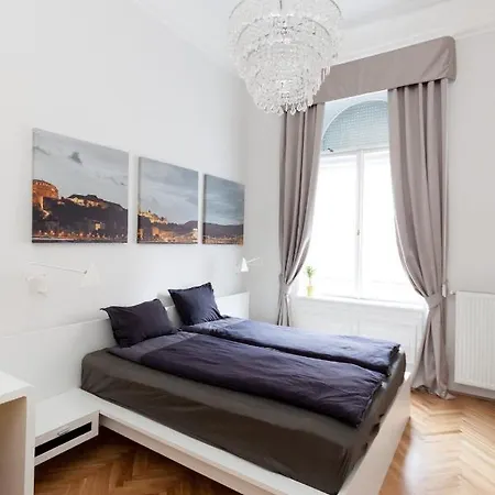 Bpr Sophisticated Astoria With Balcony Daire