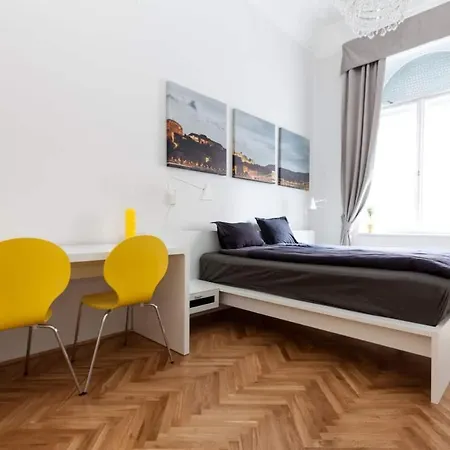 Bpr Sophisticated Astoria With Balcony Daire