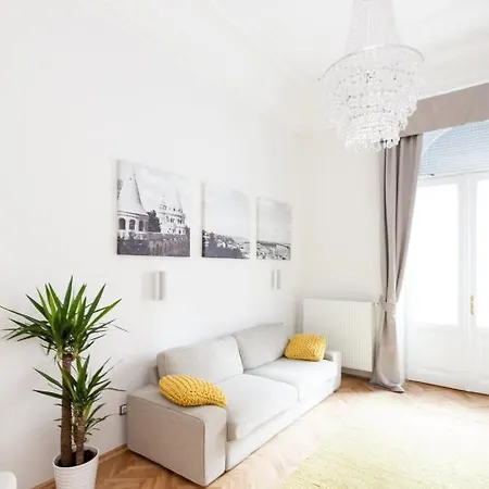 Bpr Sophisticated Astoria With Balcony