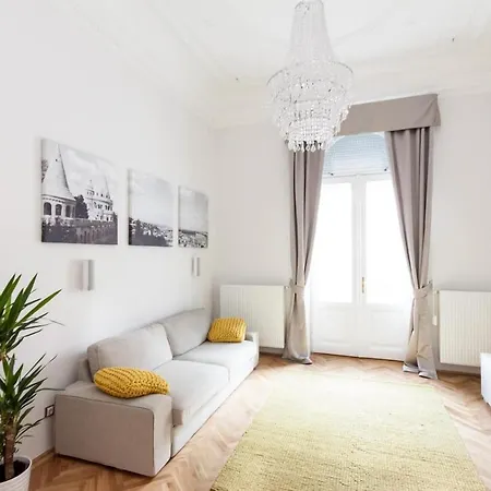 Bpr Sophisticated Astoria With Balcony Apartment