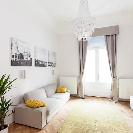 Bpr Sophisticated Astoria With Balcony Apartament