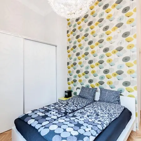 Bpr Sophisticated Astoria With Balcony Apartment