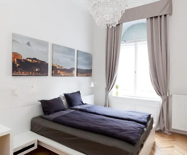Bpr Sophisticated Astoria With Balcony شقة
