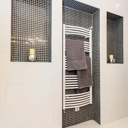 Bpr Sophisticated Astoria With Balcony 아파트