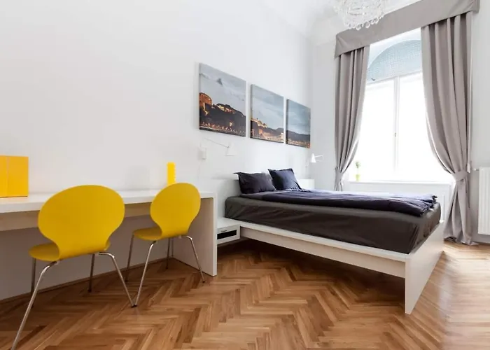 Bpr Sophisticated Astoria With Balcony Apartment