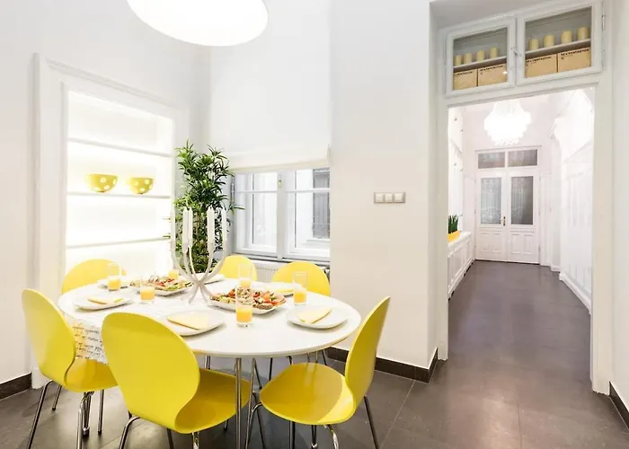 Bpr Sophisticated Astoria With Balcony