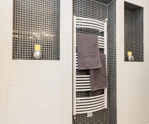 Bpr Sophisticated Astoria With Balcony Apartment