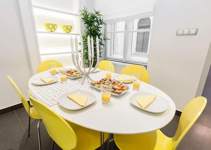 Bpr Sophisticated Astoria With Balcony Apartment